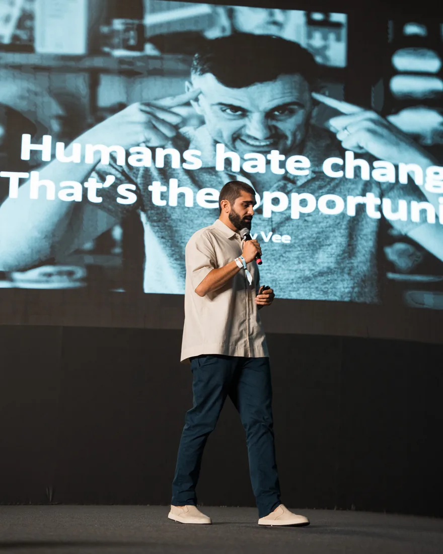 Gabriel Sobral palestrando em evento de marketing digital